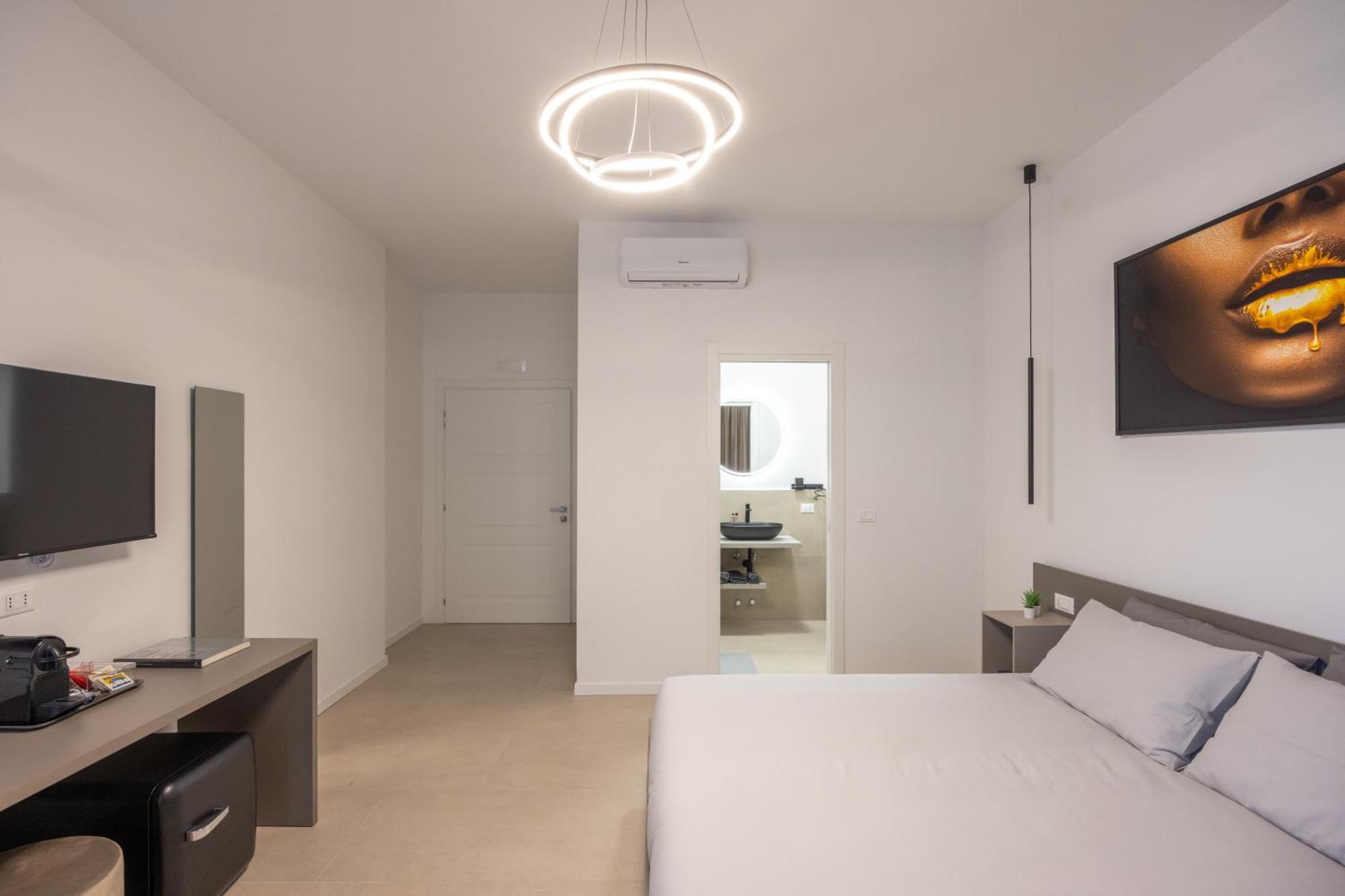 Luxury Station Suite Болонья Экстерьер фото