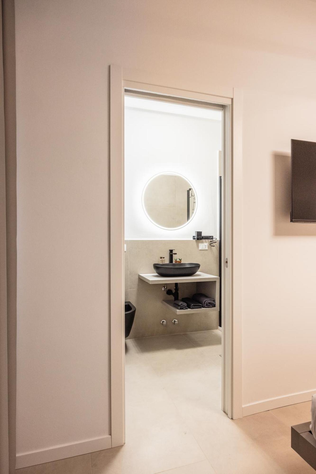 Luxury Station Suite Болонья Экстерьер фото