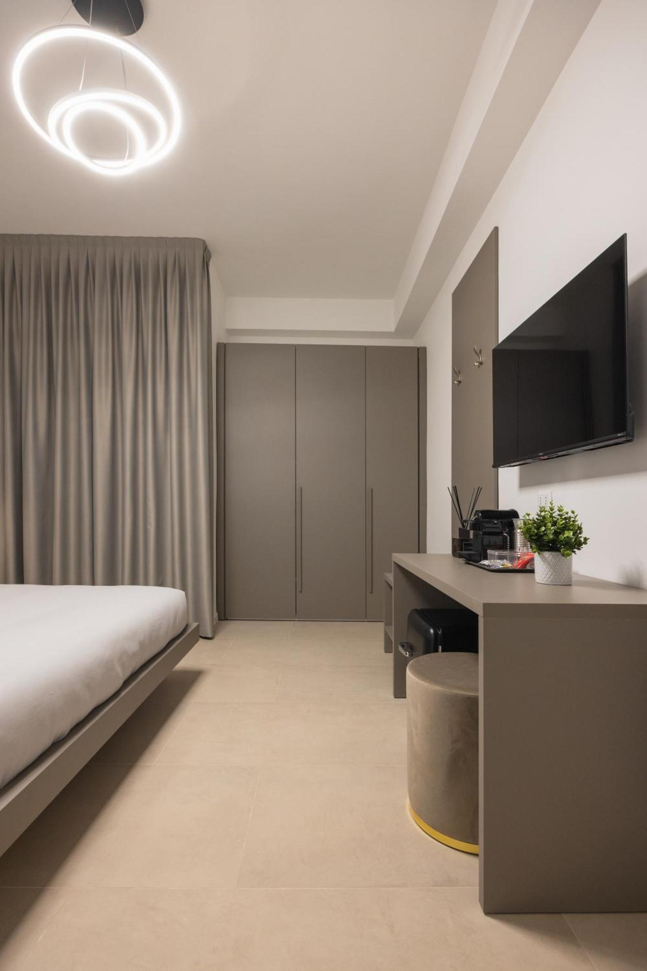 Luxury Station Suite Болонья Экстерьер фото
