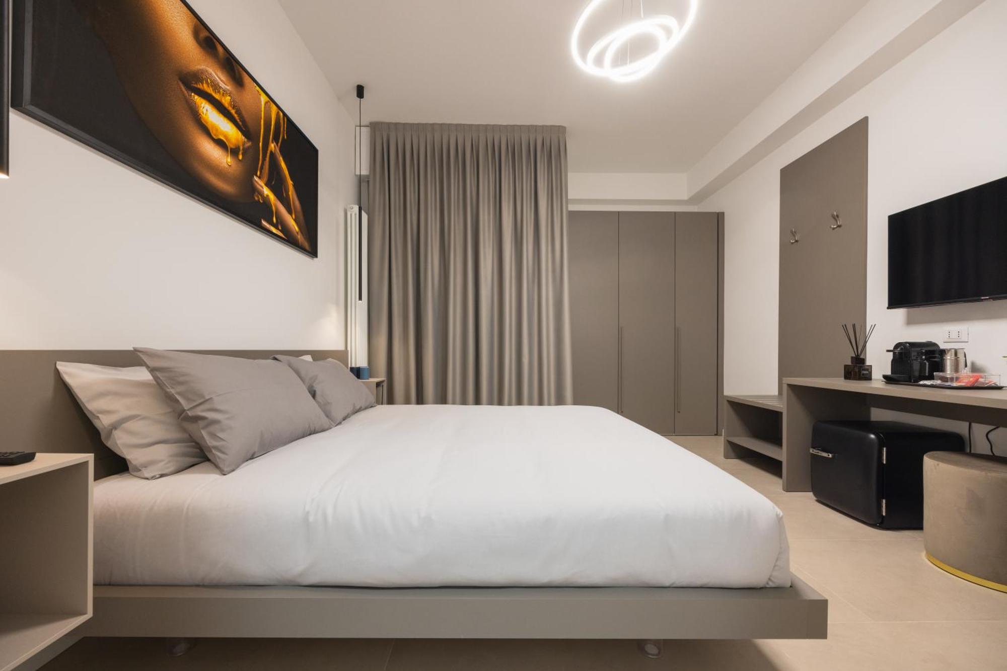 Luxury Station Suite Болонья Экстерьер фото