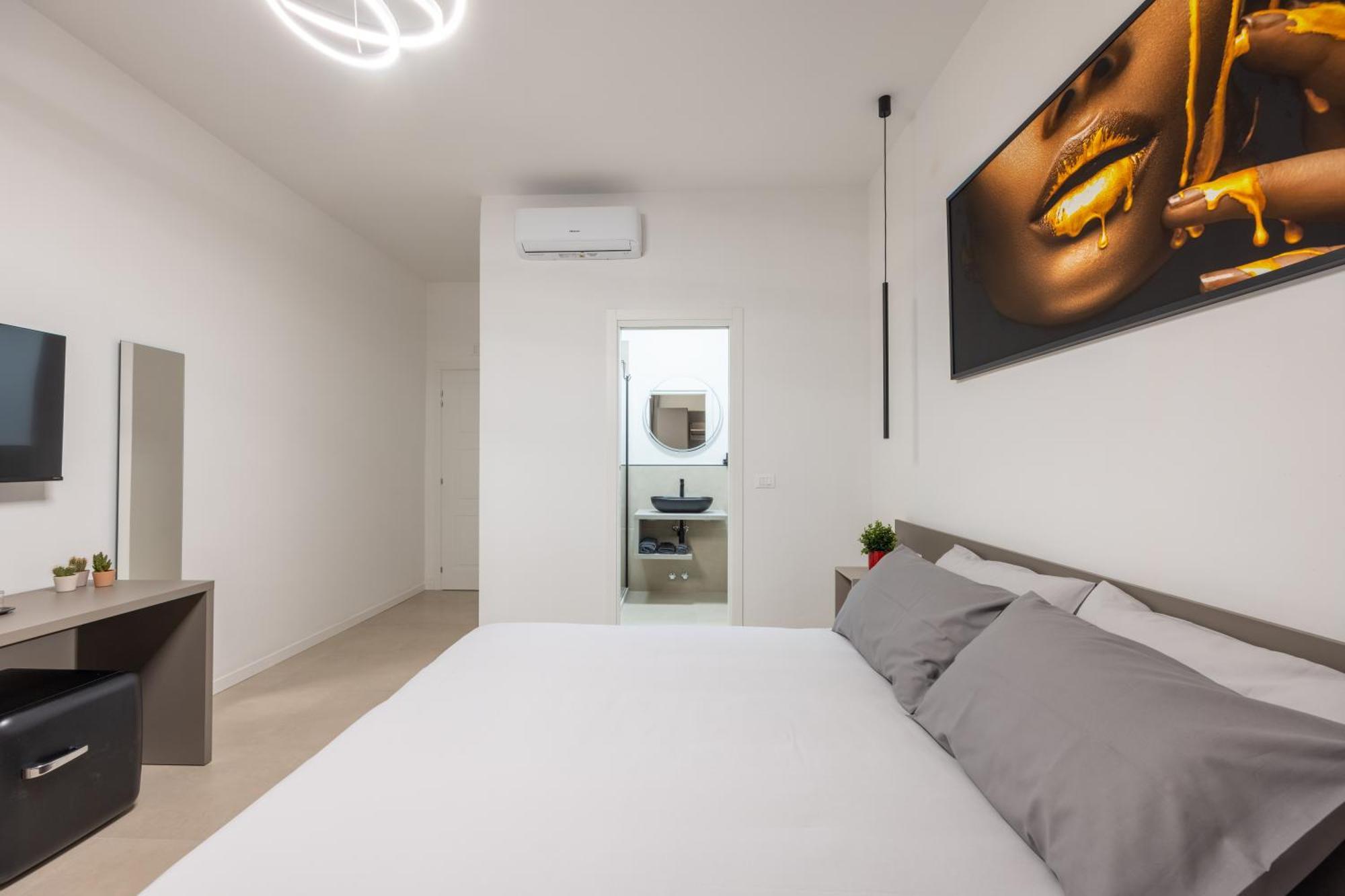 Luxury Station Suite Болонья Экстерьер фото
