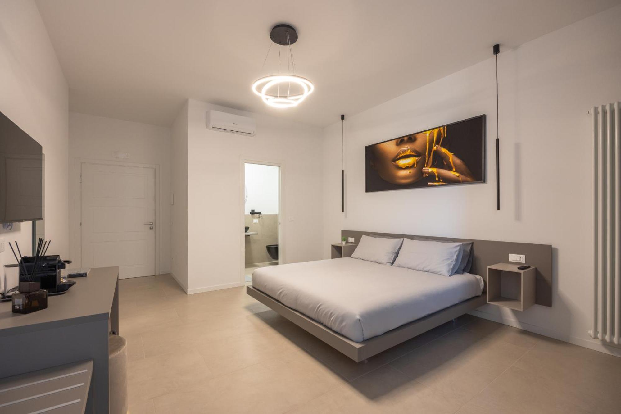 Luxury Station Suite Болонья Экстерьер фото