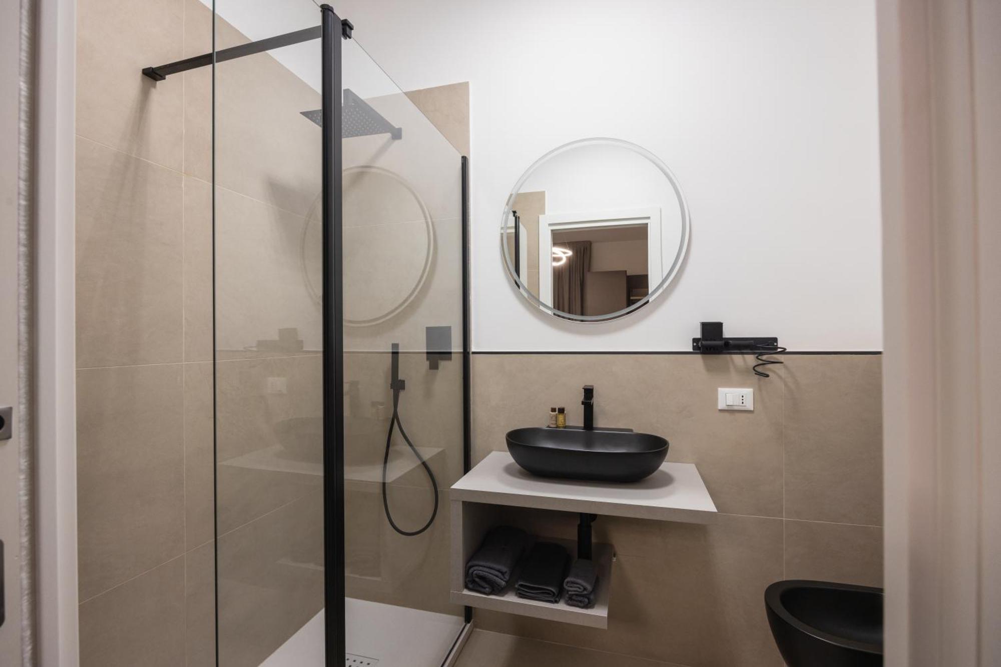 Luxury Station Suite Болонья Экстерьер фото