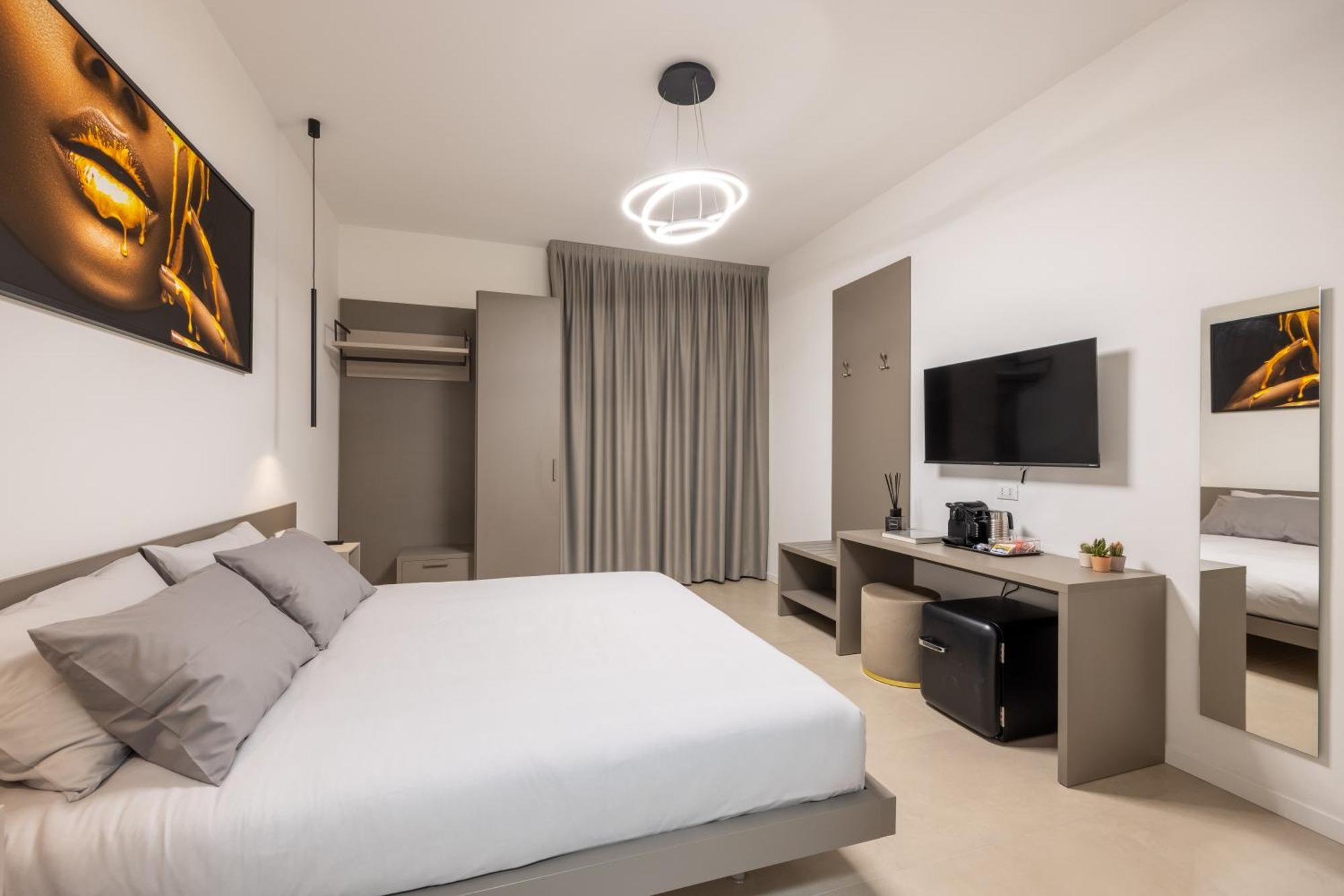 Luxury Station Suite Болонья Экстерьер фото