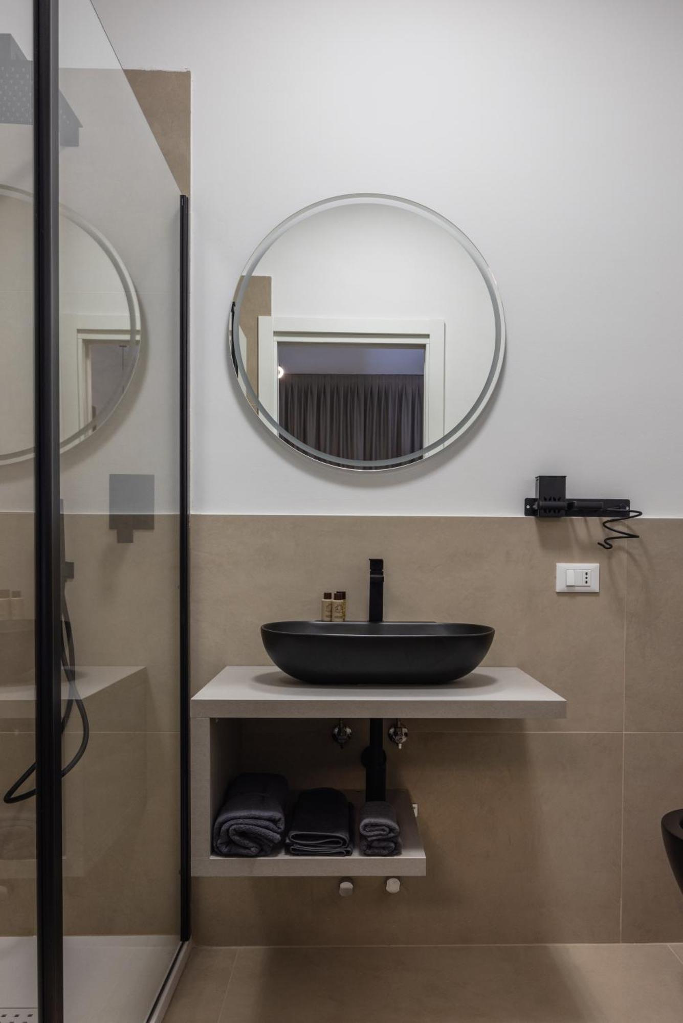 Luxury Station Suite Болонья Экстерьер фото